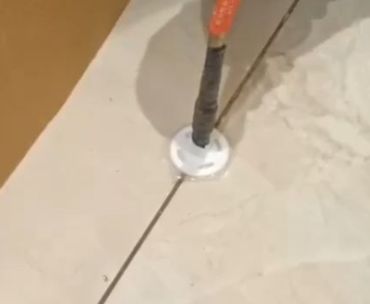 乳源瓷砖空鼓维修公司专业解答瓷砖在铺贴过程中，如果没有涂抹均匀到位的粘结材料（如水泥砂浆或瓷砖胶），可能会导致以下问题